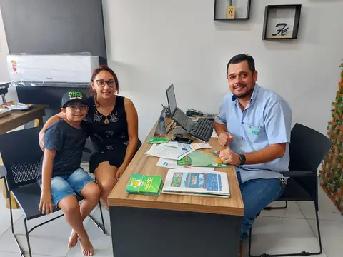 Família sendo atendida por consultor da HCR Eco Energia no escritório