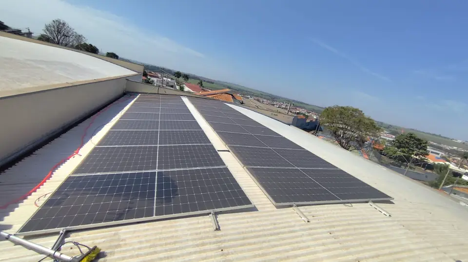 Sistema solar em cobertura metálica de edificação comercial