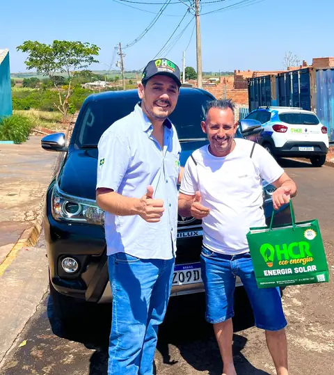 Consultor da HCR com cliente segurando sacola da HCR Eco Energia