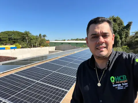 Equipe da HCR Eco Energia em cima de telhado com painéis solares instalados