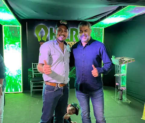 Equipe da HCR Eco Energia em estande iluminado com o logo da empresa