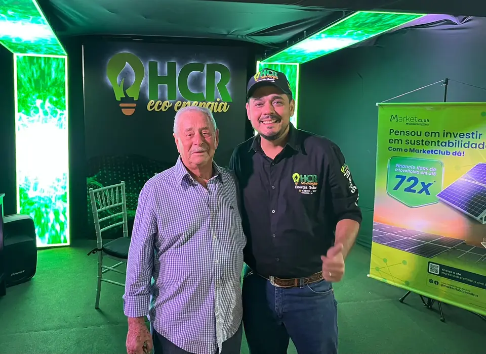 Representantes da HCR Eco Energia em estande com o logo da empresa