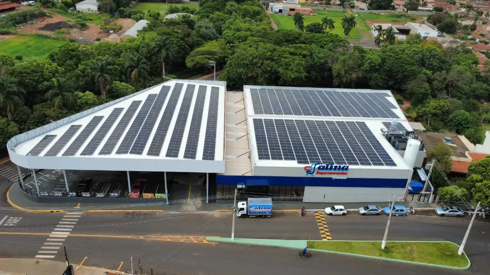 Vista aérea de sistema solar em cobertura comercial