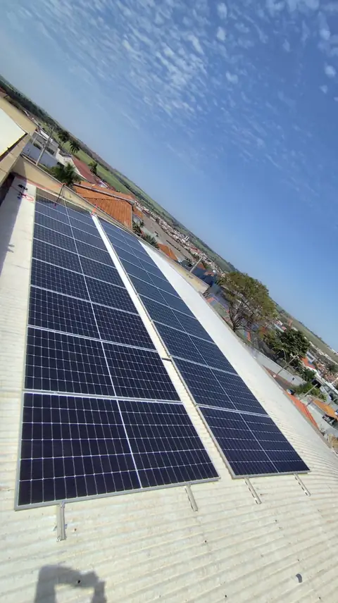 Fileiras de painéis solares em cobertura metálica