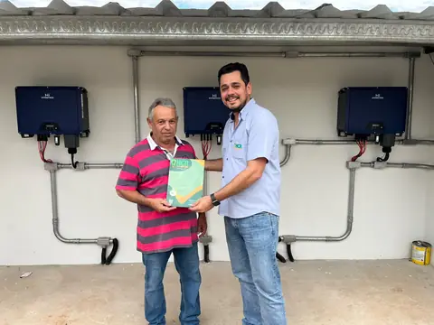 Técnico da HCR entregando sistema com inversores instalados a um cliente
