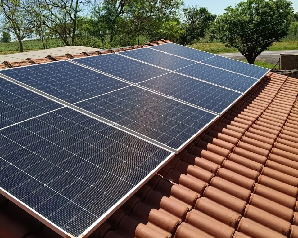 Painéis solares instalados em telhado cerâmico residencial