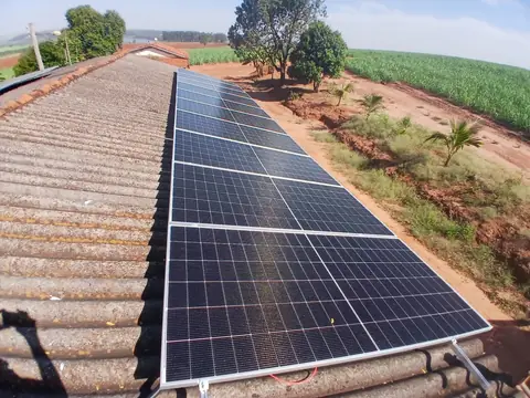 Sistema solar em telhado de propriedade rural