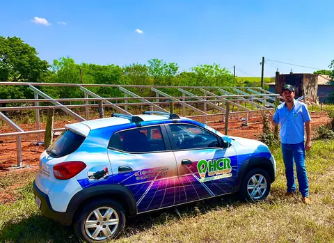 Estrutura de usina solar em solo